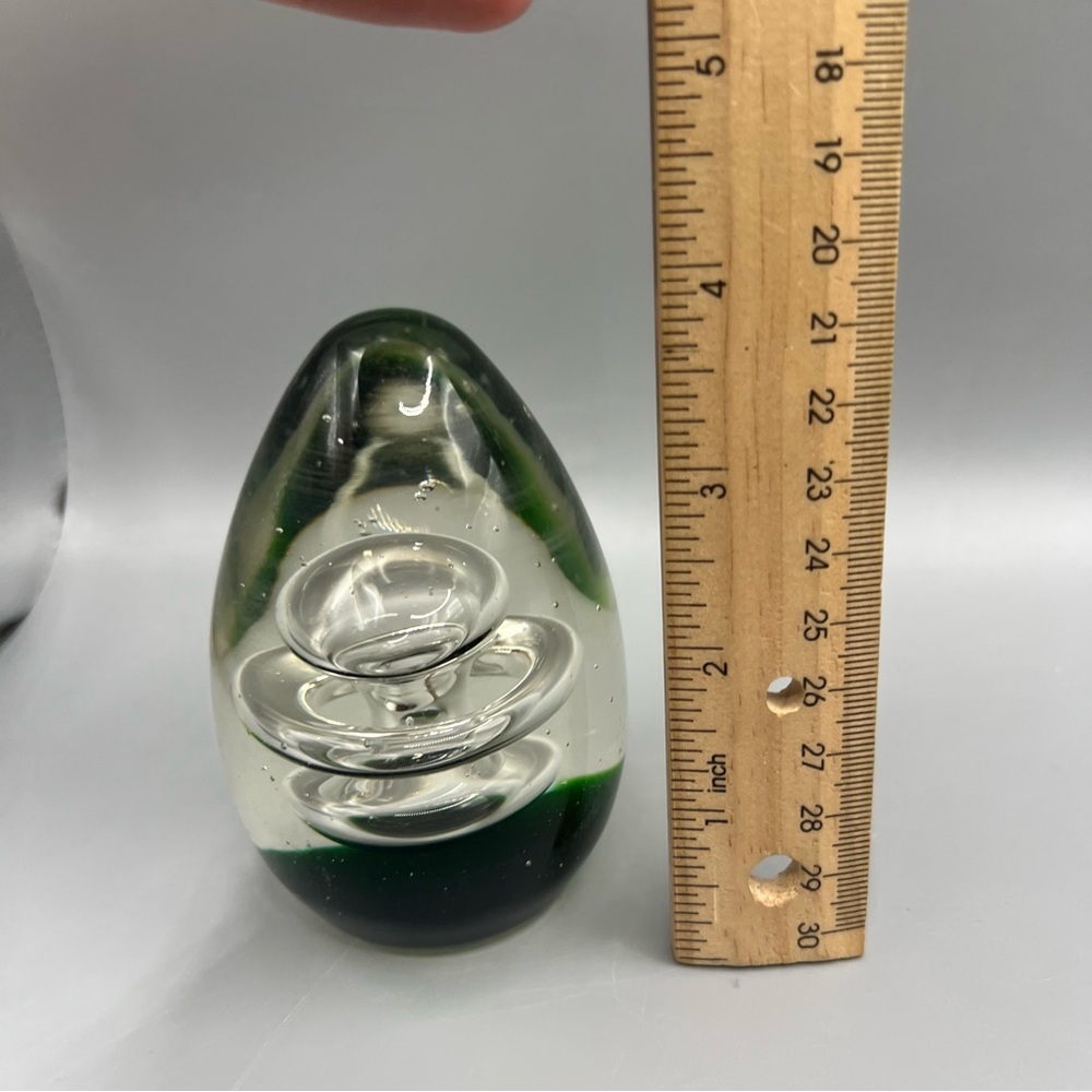 controlled bubble glass paperweight Green and clear - Picture 3 of 7